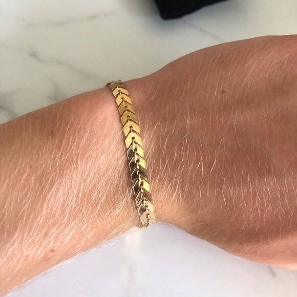 Arrow Leaf Style Shimmery Bracelet - Gold Plated - Picture 3 of 4